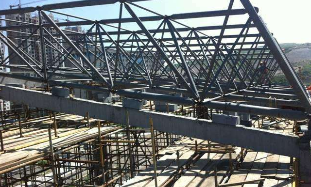 烟台简述网架公司的黑色压型钢板的吊装步履